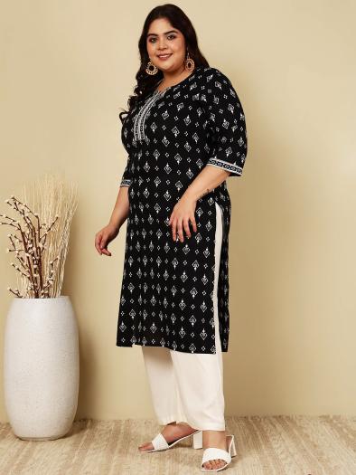 Preview: Cotton tunic, black with subtle white all-over print - cut just below calf length - with high side slits - side view